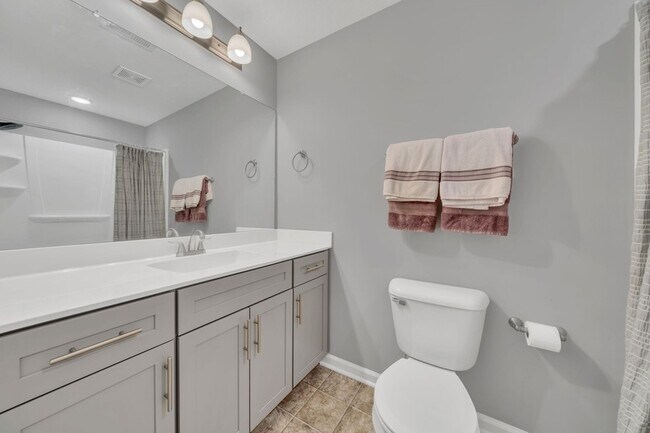 Building Photo - 253 Woodland Vly Ln