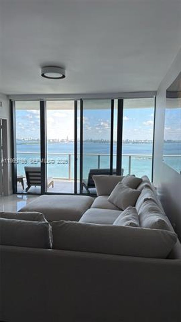 Building Photo - 700 NE 24th St