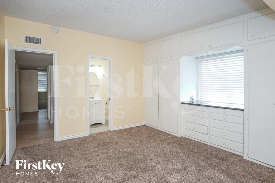 Building Photo - 3904 W El Parque Ave