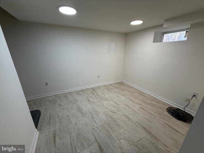 Building Photo - 374 Chaplin St SE