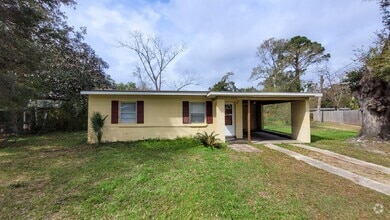 Building Photo - 2 Bedroom 1 Bath Home w/ Large Backyard fo...