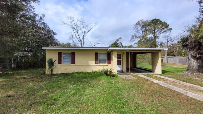 Primary Photo - 2 Bedroom 1 Bath Home w/ Large Backyard fo...