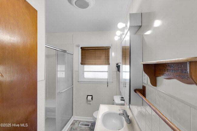 Building Photo - 2307 Woodland Ave
