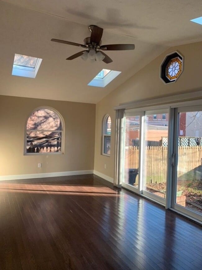 Building Photo - Absolutely Stunning Single Family in Bloomfield!