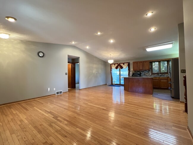 Building Photo - 4563 Camelot Dr