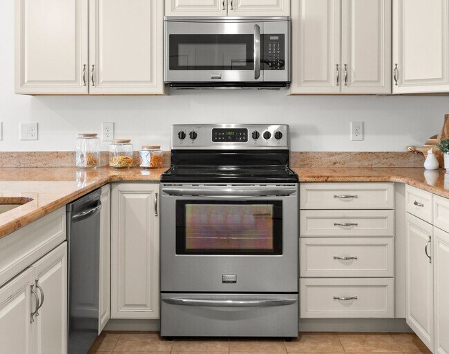 Building Photo - Danvers Updated 3 Bed 2 Bath | Top Floor Condo | Avail Now