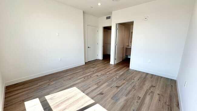 Building Photo - Oversized 2-Bedroom with Open Layout and D...