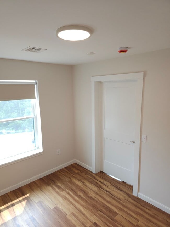 Building Photo - A Flexible Floor Plan That Adapts to You - One Bedroom with Den Apartment