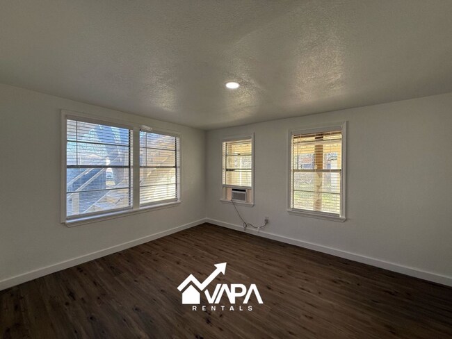 Building Photo - 206 Southlawn Ave