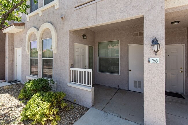 Building Photo - Ground floor one bedroom in luxury gated S...