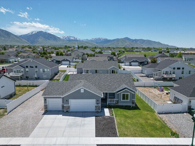 Building Photo - 289 W 2280 N