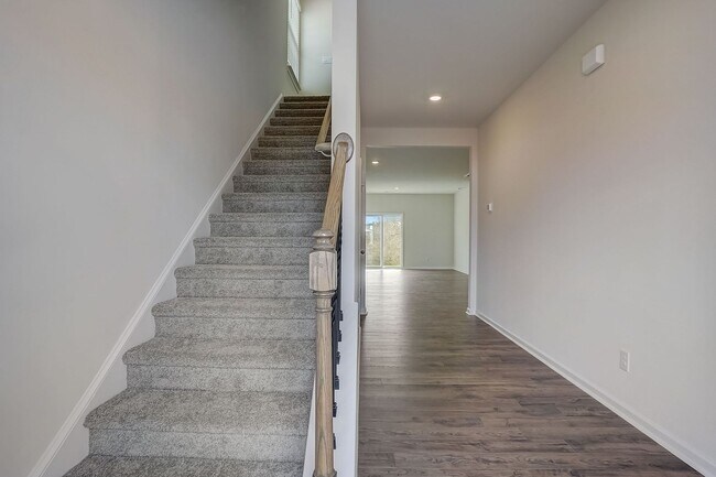 Building Photo - Modern 5-Bedroom Home Near Troutman – Show...