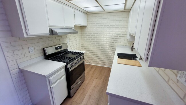 Building Photo - Remodeled Upstairs 2 Bed 2 Bath Condo with...