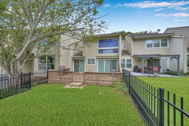 Building Photo - Inviting Townhouse in Walden