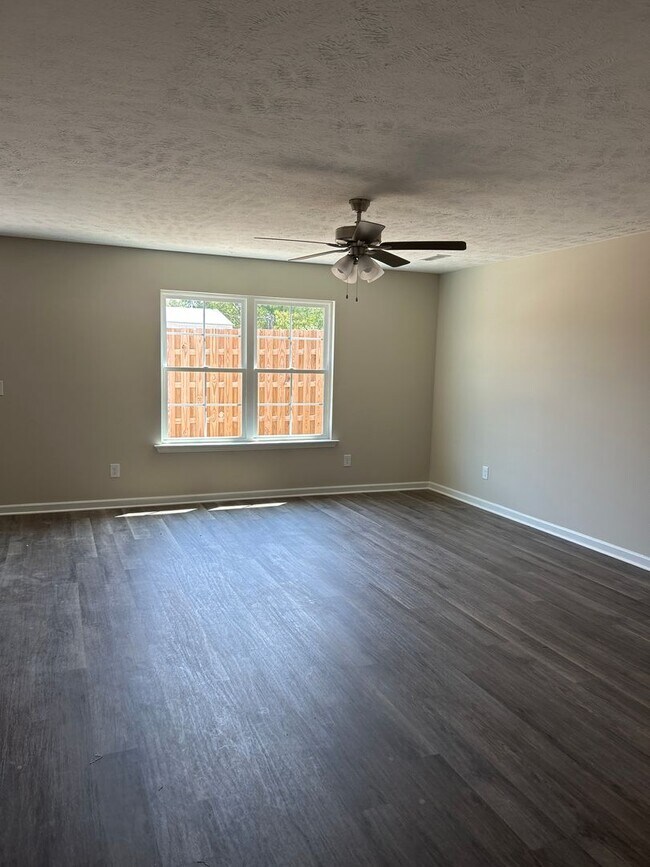 Building Photo - Brand new home!