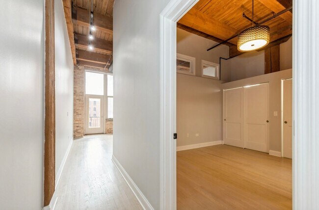 Building Photo - 1500 W Monroe St