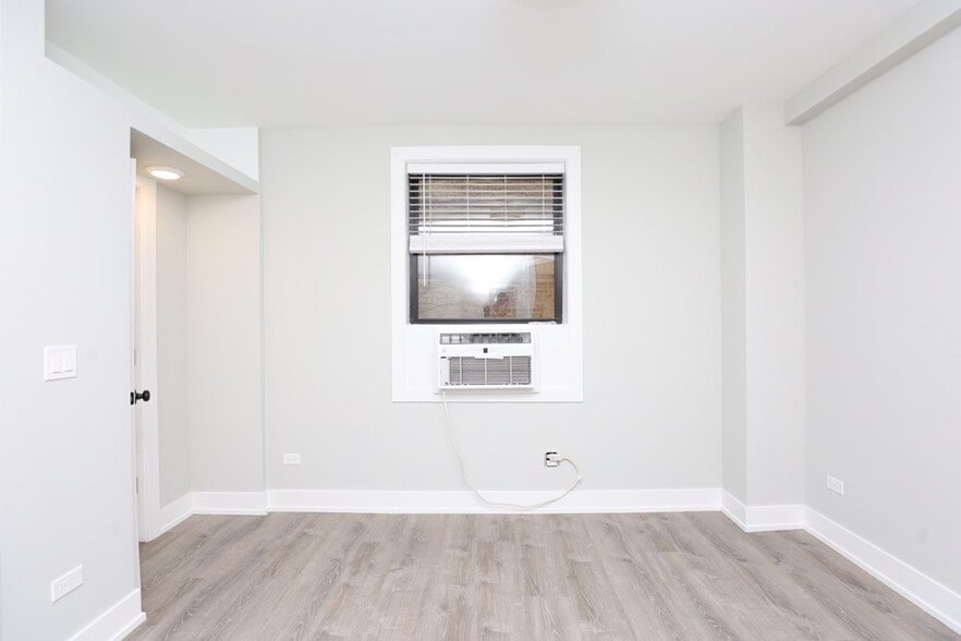 Building Photo - 510 W Belmont Ave