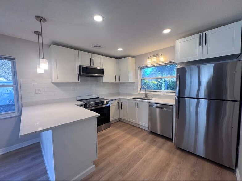 Building Photo - 5547 Kingswood Dr