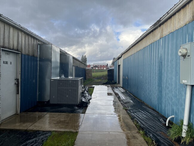 Building Photo - 16093 SW Roy Rogers Rd