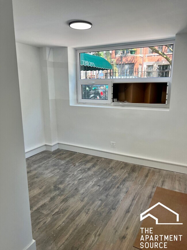 Building Photo - 941 W Carmen Ave