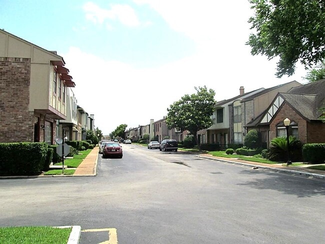 Building Photo - 7700 Creekbend Dr