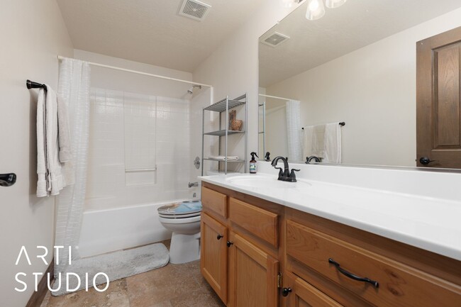 Building Photo - Furnished 3 Bedroom, 2 Bathroom Condo at T...
