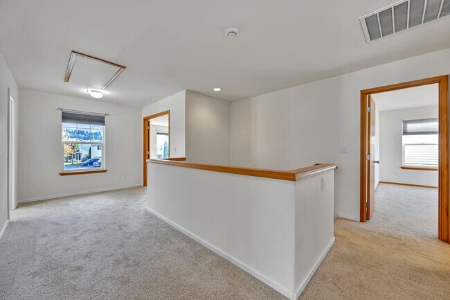 Building Photo - 4 BED & 2.5 SINGLE FAMILY HOUSE FOR RENT