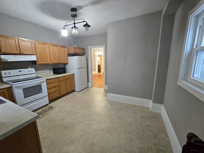 Building Photo - 994 Reaney Ave E