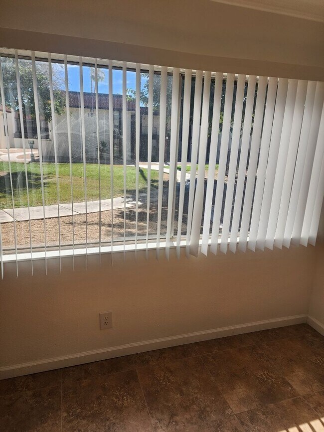 Building Photo - 3 bedroom/ 2 bath condo 1st floor condo