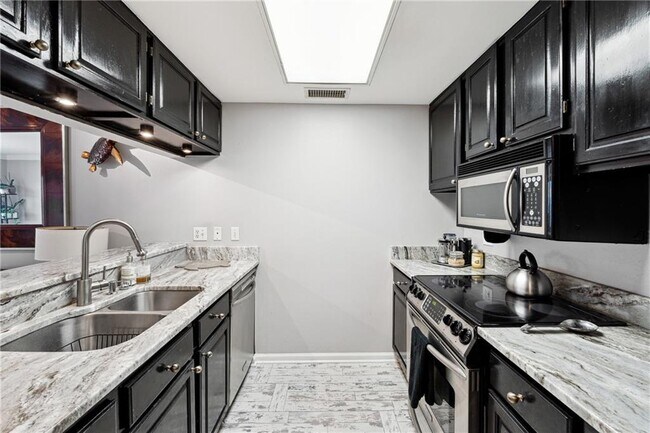 Building Photo - 3481 Lakeside Dr NE