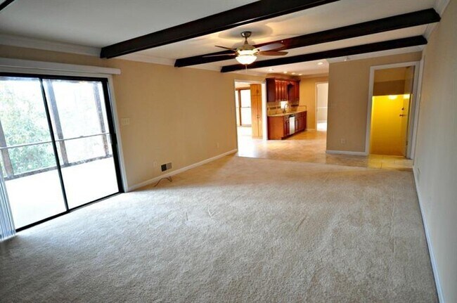 Building Photo - 4060 Summit Dr