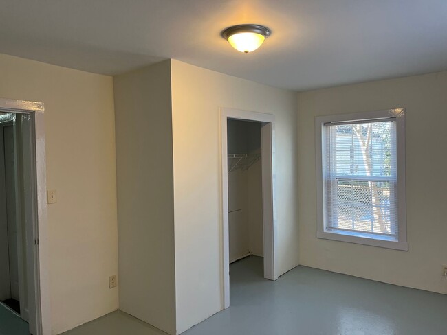 Building Photo - 1 Bedroom 1 Bath Triplex