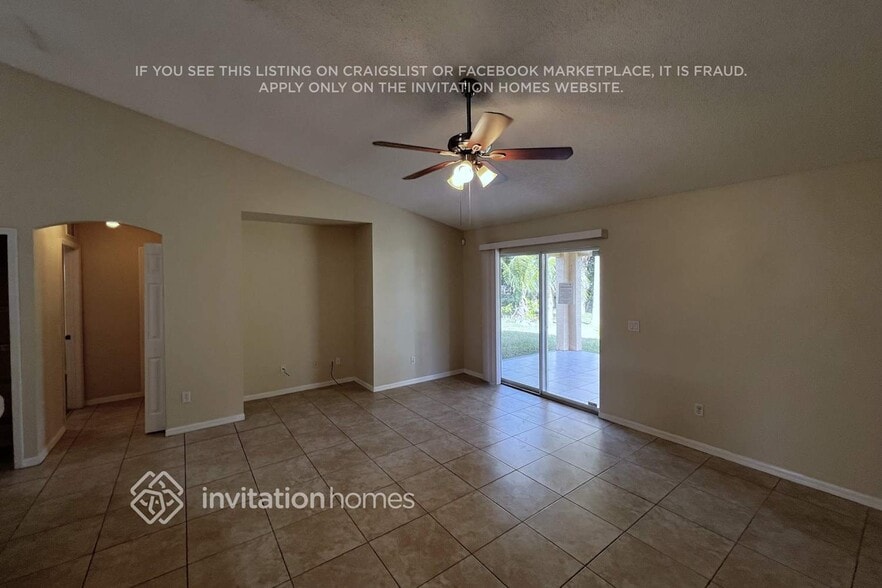 Building Photo - 2561 SW Calender St