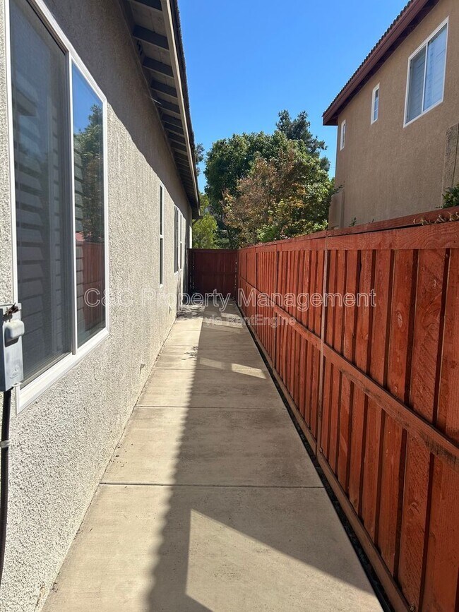 Building Photo - 30934 Crystalaire Dr