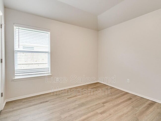Building Photo - 10526 Utica Dr