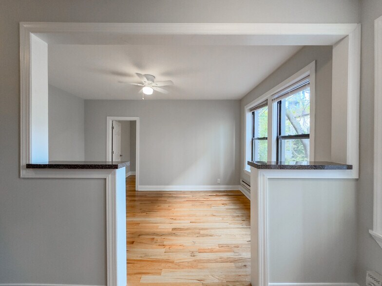 Building Photo - 516 W Melrose St