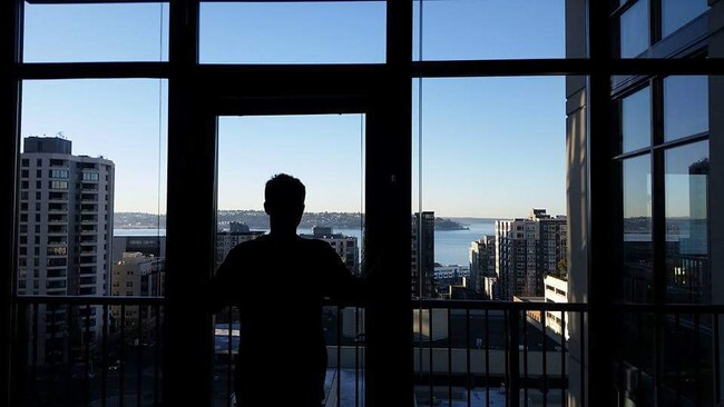 Building Photo - STRIKING Air Conditioned Loft Over Elliot Bay