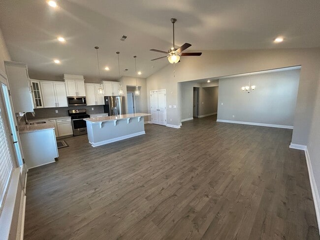 Building Photo - 585 Oyster Dr