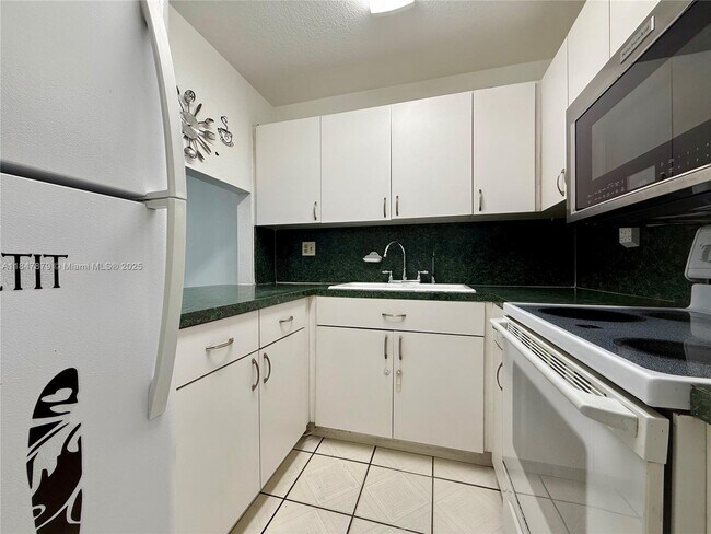 Building Photo - 1555 W 44th Pl
