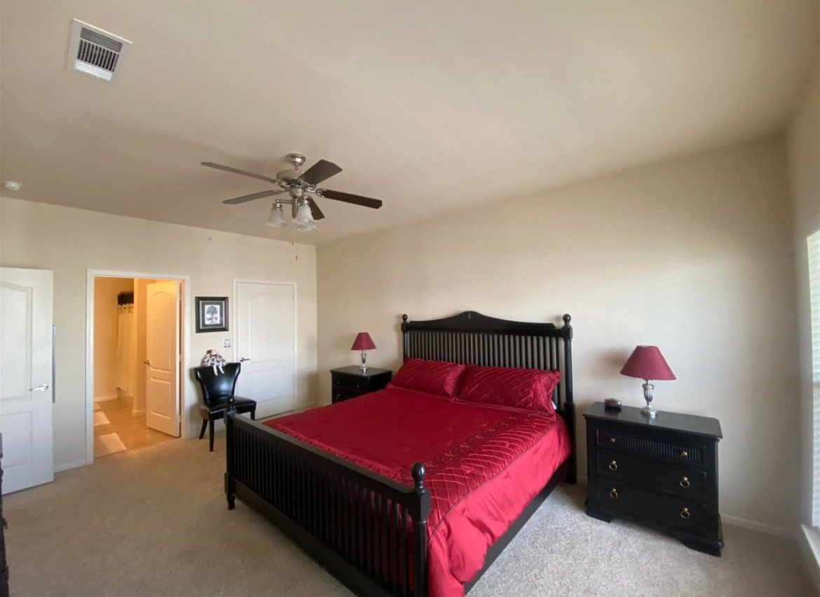 Spacious Master with walk in closet and private bath. - 1085 Shop Rd