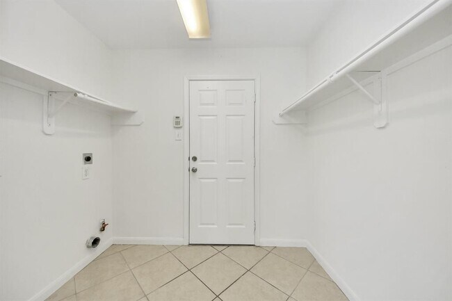 Building Photo - 32310 Archer Park