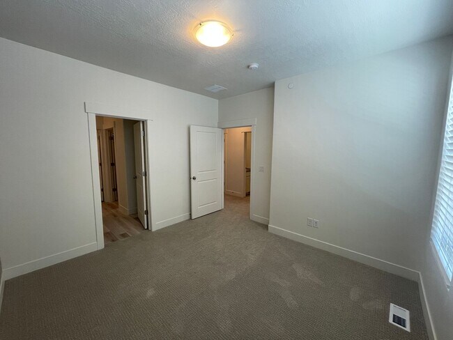 Building Photo - 597 Nichole Ln