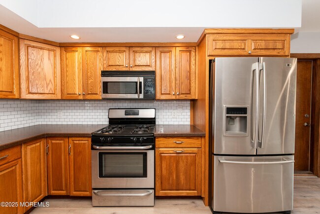 Building Photo - 813 Cable Dr