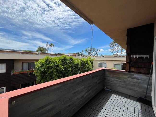 Building Photo - Encino 2+2 w/pool + spa, parking + extra storage!