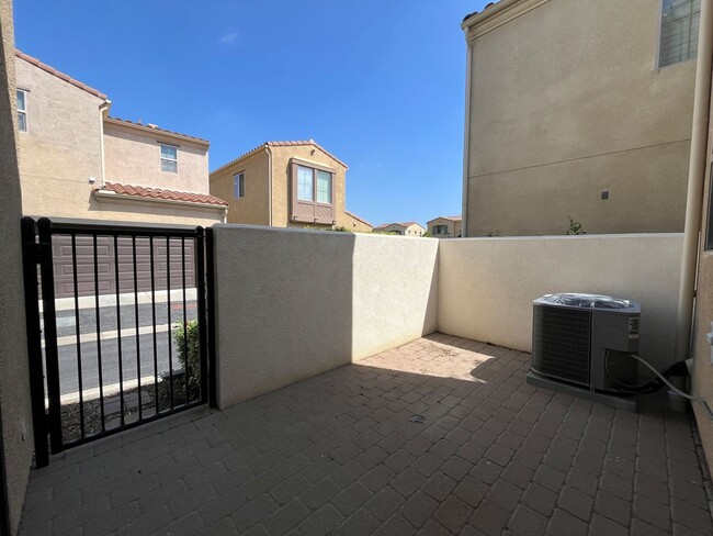 Building Photo - Gated Porter Ranch home w/all appliances +...