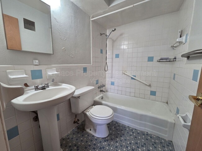 Building Photo - 2727 Hampton Ave