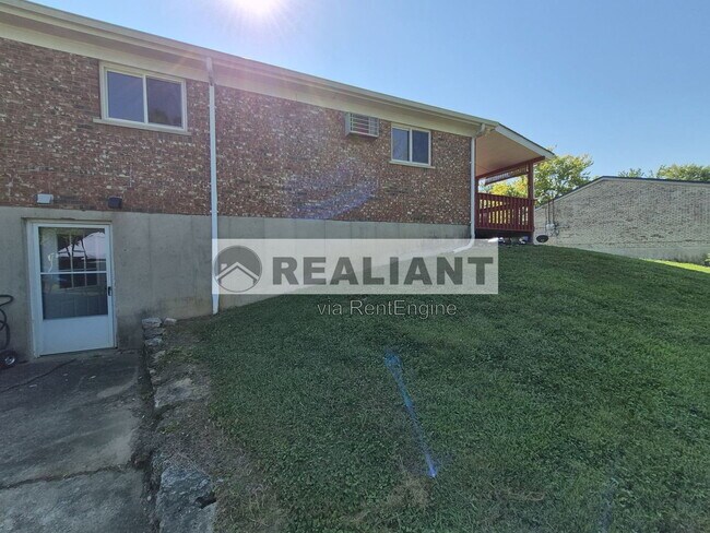 Building Photo - 5085 Wooddale Dr