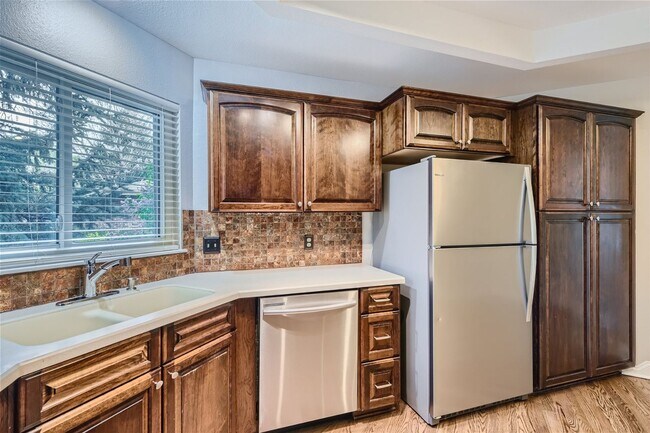 Building Photo - Evolve Real Estate: Amazing 4 Bdr/4 Bath +...