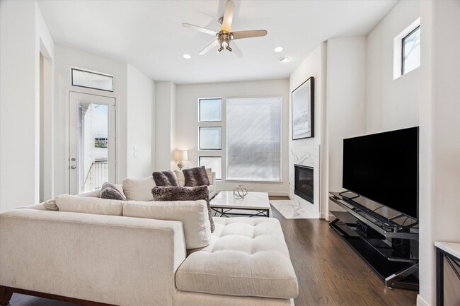 Building Photo - 902 Roy St