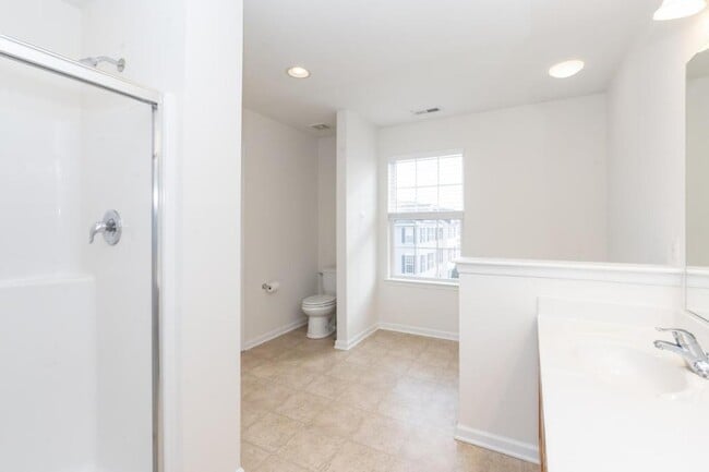 Building Photo - 1841 Graymount Way